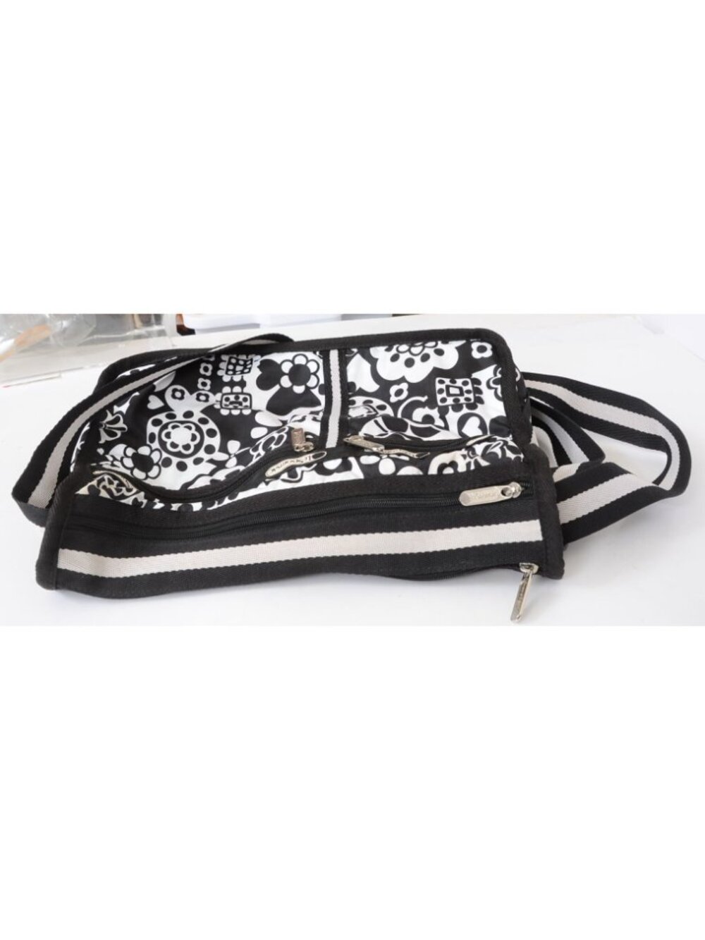 Lesportsac Deluxe Everyday Bag Black White Retro Bold Floral Crossbody Purse - Picture 9 of 9
